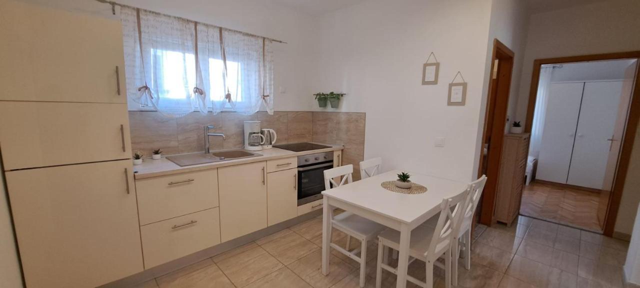 Apartments Ana Zaboric, 50 M Od Sljuncane Plaze Bagian luar foto