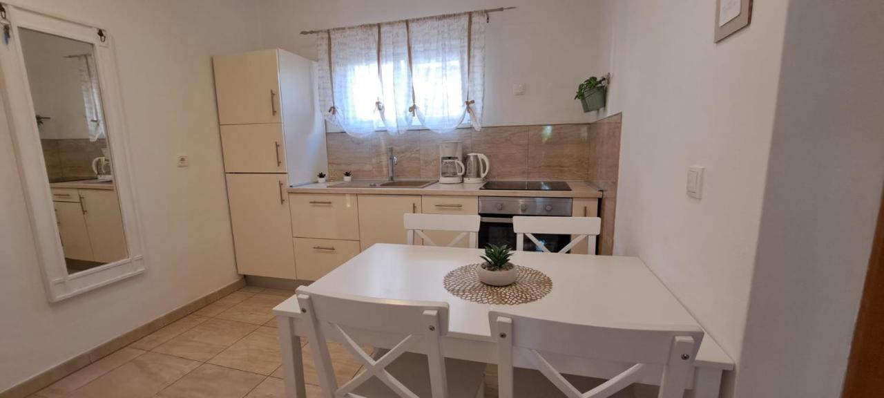 Apartments Ana Zaboric, 50 M Od Sljuncane Plaze Bagian luar foto